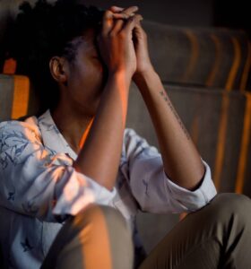 submergée perte contrôle émotions solitude aide